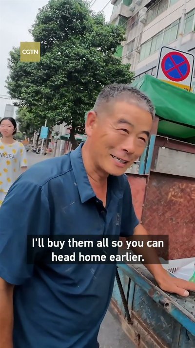 Police officer buys up watermelons to help vendor get home early