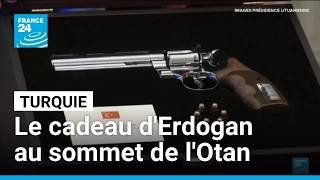 Un revolver et six balles : le cadeau d'Erdogan aux dirigeants de l'Otan • FRANCE 24