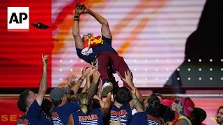 Spain players throws Luis de la Fuente in the air during World Cup parade