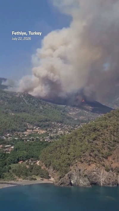 Firefighting helicopters battle wildfire in Turkey's southwest