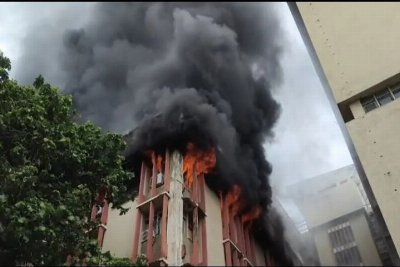 लखनऊ के जवाहर भवन में भीषण आग से हड़कंप, दमकल की कई गाड़ियां मौके पर, राहत और बचाव अभियान जारी