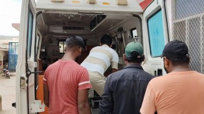 डंपर ने दो बाइक को मारी टक्कर, एक की मौत, चार गम्भीर घायल
