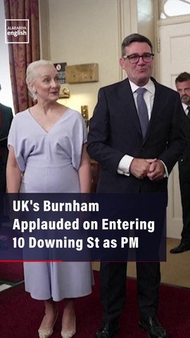 UK s Burnham Applauded on Entering 10 Downing St as PM