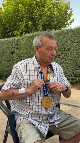 La emoción del abuelo de Pedro Porro al colgarse la medalla de Campeón del Mundo