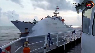 La Guardia Costera china dispara cañón de agua contra buque filipino en el Mar de China Meridional