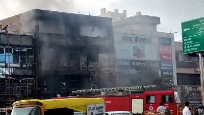 कोटा के एरोड्रम सर्किल पर जूते के 3 मंजिला शोरूम में भीषण आग