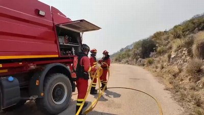 Firefighters drain villa swimming pools to battle deadly wildfires in Almeria