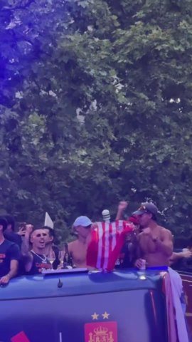 Lanzan una camiseta del Atleti al bus de España con una indirecta clara a Julián Alvarez