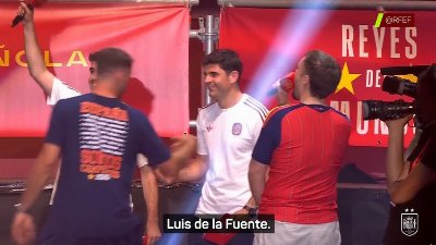 Luis de la Fuente manteado en Cibeles