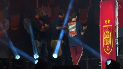 El show de Cucurella durante la celebración de la Selección