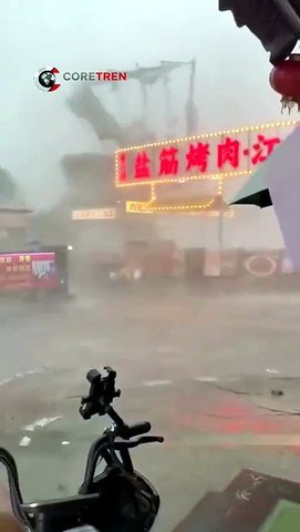 Powerful storm winds sweep through Xi'an, China.
