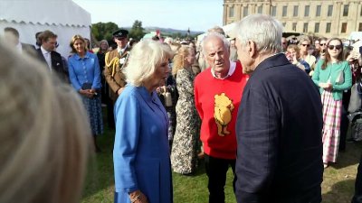 Queen mingles with famous faces at Chatsworth House